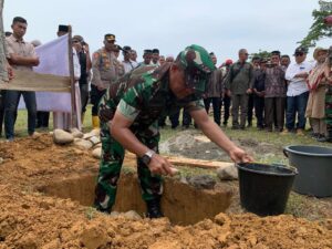 Danrem 011/LW Peletakan Batu Pertama Pembangunan Mushola dan Pemberian Bendera Merah Putih