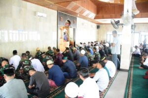 Tebar Kebaikan, Danrem 132/Tdl Berbagi Berkah Makan Bersama Masyarakat Sekitar