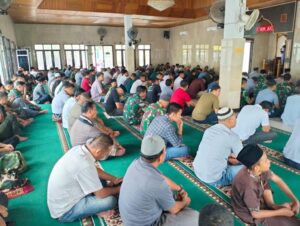 Tebar Kebaikan, Danrem 132/Tdl Berbagi Berkah Makan Bersama Masyarakat Sekitar