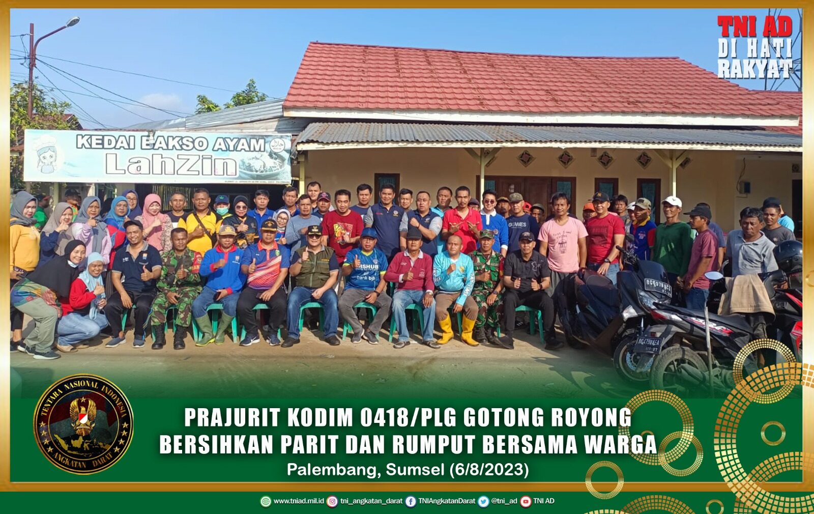 Prajurit Kodim 0418/Plg Gotong Royong Bersihkan Parit dana rumput Bersama Warga