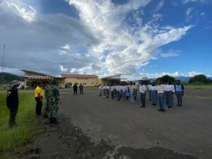 Satgas Yonif Raider 200/BN Latih Paskibra Siswa SMA di Kab. Yalimo