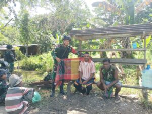 Pererat Silaturahmi, Satgas Yonif 122/TS Pos Ampas Anjangsana Di Kampung Ampas
