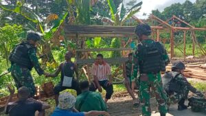 Pererat Silaturahmi, Satgas Yonif 122/TS Pos Ampas Anjangsana Di Kampung Ampas