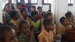 Satgas Yonif 133/YS Gelar Nonton Bareng Film “DI Timur Papua” Bersama Anak-Anak Sekolah Papua