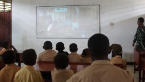 Satgas Yonif 133/YS Gelar Nonton Bareng Film “DI Timur Papua” Bersama Anak-Anak Sekolah Papua