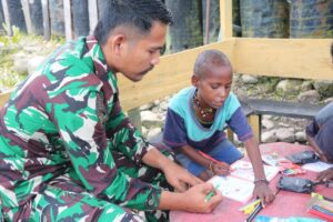 Begini Aksi Ksatria Pandawa Kostrad, Bikin Anak-anak Betah Bermain Di Pos Satgas