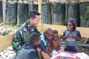 Begini Aksi Ksatria Pandawa Kostrad, Bikin Anak-anak Betah Bermain Di Pos Satgas