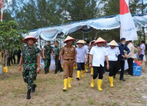 Danrem 045/Gaya Bersama Kepala Staf Kepresidenan RI Menanam Pohon Sagu di Bangka