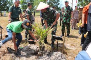 Danrem 045/Gaya Bersama Kepala Staf Kepresidenan RI Menanam Pohon Sagu di Bangka