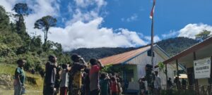 Back To School, Satgas Yonif PR 433/JS Ikut Jadi Tenaga Pengajar di Distrik Dal