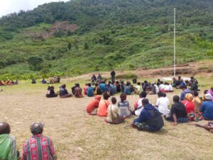 Satgas Yonif 310/KK Di Distrik Okbibab, Gelar Karya Bakti Bersama Anggota DPRD Kab. Pegunungan Bintang Papua