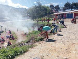 Wujudkan Lanny Jaya Bersih, Satgas Yonif 721/Mks Gelar Karya Bakti