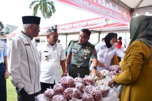 Sekda Prov. Sultra Buka Pasar Murah dan Pameran Alutsista Serta UMKM Dalam Rangka GNPIP dan Gebryar Kemerdekaan RI ke-78 di Makorem 143/HO