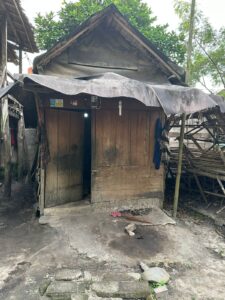 Prajurit Kodim 0402/Oki Bersama Baznas Prakarsai Bedah Rumah Tidak Layak Huni