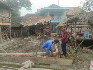 Prajurit Kodim 0402/Oki Bersama Baznas Prakarsai Bedah Rumah Tidak Layak Huni