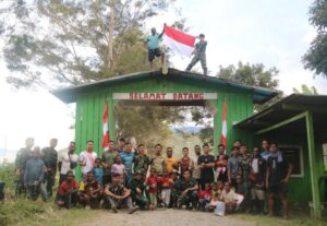 Tanamkan Semangat Kebangsaan, Satgas Yonif Raider 200/BN Kibarkan Bendera Merah Putih Bersama Masyarakat Kampung Walesi