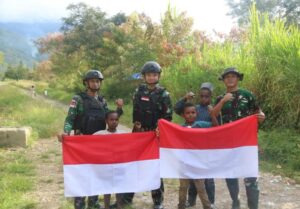 Tanamkan Semangat Kebangsaan, Satgas Yonif Raider 200/BN Kibarkan Bendera Merah Putih Bersama Masyarakat Kampung Walesi