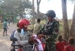 Tanamkan Semangat Kebangsaan, Satgas Yonif Raider 200/BN Kibarkan Bendera Merah Putih Bersama Masyarakat Kampung Walesi