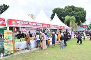 Hari Kedua Pasar Murah dan Pameran Alutsista Korem 143/HO Dalam Rangka GNPIP dan Gebyar Kemerdekan RI ke-78 Terus Dipadati Masyarakat