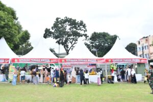 Hari Kedua Pasar Murah dan Pameran Alutsista Korem 143/HO Dalam Rangka GNPIP dan Gebyar Kemerdekan RI ke-78 Terus Dipadati Masyarakat