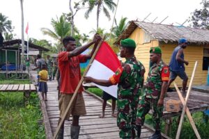 Koramil Sawaerma Bagikan Bendera Merah Putih Kepada Masyarakat