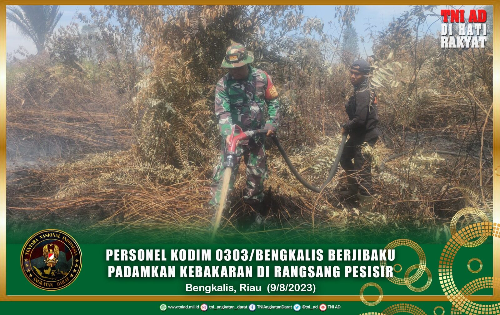 Personel Kodim 0303/Bengkalis Berjibaku Padamkan Kebakaran di Rangsang Pesisir