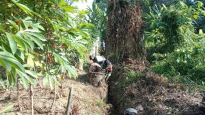Hadir Di Tengah Warga Binaan, Sertu Irwan Yuliadi Gotong Royong Bersihkan Saluran Air