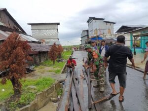 Personel Koramil Rupat bantu warga terdampak angin puting beliung di Rupat Utara