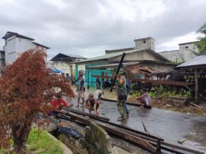 Personel Koramil Rupat bantu warga terdampak angin puting beliung di Rupat Utara