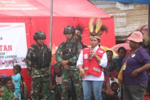 Satgas Yonif Raider 300 Siliwangi Beri MPASI Kepada Anak Bayi Bersama Petugas Kesehatan dan PMI Kabupaten Puncak di Distrik Sinak
