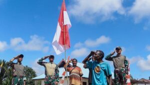 Satgas Yonif 623/BWU Bersama Masyarakat Bersama Kibarkan Bendera Menyambut HUT ke 78 RI