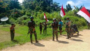 Satgas Yonif 623/BWU Bersama Masyarakat Bersama Kibarkan Bendera Menyambut HUT ke 78 RI