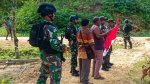 Satgas Yonif 623/BWU Bersama Masyarakat Bersama Kibarkan Bendera Menyambut HUT ke 78 RI