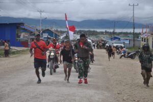 Meriahkan HUT RI Ke-78 Tahun, Babinsa Koramil Tigi Dukung Kelancaran Lomba Lari Gembira 5 KM