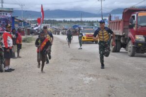 Meriahkan HUT RI Ke-78 Tahun, Babinsa Koramil Tigi Dukung Kelancaran Lomba Lari Gembira 5 KM