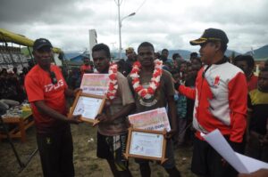 Meriahkan HUT RI Ke-78 Tahun, Babinsa Koramil Tigi Dukung Kelancaran Lomba Lari Gembira 5 KM