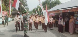 Danramil 03/Haruyan Lepas Gerak Jalan Peringati Hari Pramuka dan Sambut HUT ke-78 Kemerdekaan RI