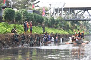 Pangdam Jaya, Kapolda Metro Jaya dan Walikota Jakarta Utara Gerebek Sampah Kali Ciliwung-Kalijodo