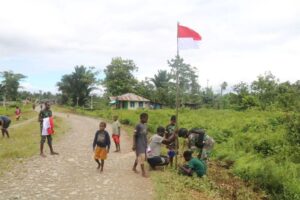 Dari Pedalaman Papua, Satgas Mobile Yonif MR 411 Kostrad Merah Putihkan Kampung Mumugu