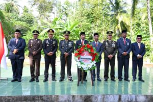 Dandim 0111/Bireuen Hadiri Ziarah Nasional di Makam Pahlawan Kolonel Husen Yusuf Dalam Rangka HUT Kemerdekaan RI Ke - 78 Tahun 2023