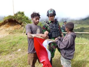 Satgas Yonif PR 433/JS Ajak Warga Distrik Yigi Papua Pasang Bendera Merah Putih