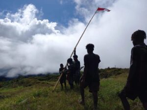 Satgas Yonif PR 433/JS Ajak Warga Distrik Yigi Papua Pasang Bendera Merah Putih