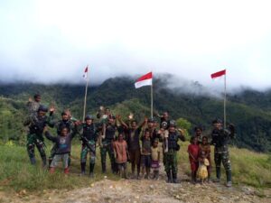 Satgas Yonif PR 433/JS Ajak Warga Distrik Yigi Papua Pasang Bendera Merah Putih