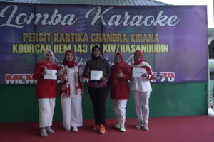 Puncak Peringatan HUT RI ke-78, Danrem 143/HO Serahkan Hadiah Kepada Juara Lomba