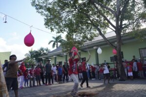 Puncak Peringatan HUT RI ke-78, Danrem 143/HO Serahkan Hadiah Kepada Juara Lomba