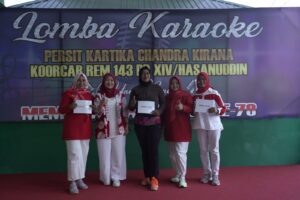 Puncak Peringatan HUT RI ke-78, Danrem 143/HO Serahkan Hadiah Kepada Juara Lomba