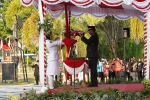 Danrem 102/Pjg Jadi Irup Upacara Penurunan Bendera