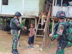 Keseharian Satgas Yonif RK 111/KB Bersama Masyarakat Papua Selatan