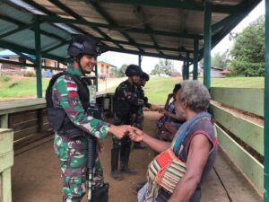 Keseharian Satgas Yonif RK 111/KB Bersama Masyarakat Papua Selatan