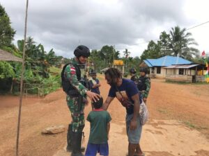 Keseharian Satgas Yonif RK 111/KB Bersama Masyarakat Papua Selatan